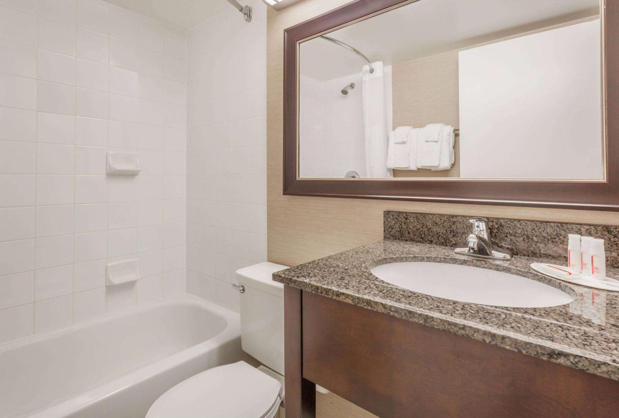 Baymont By Wyndham Red Deer Exterior foto